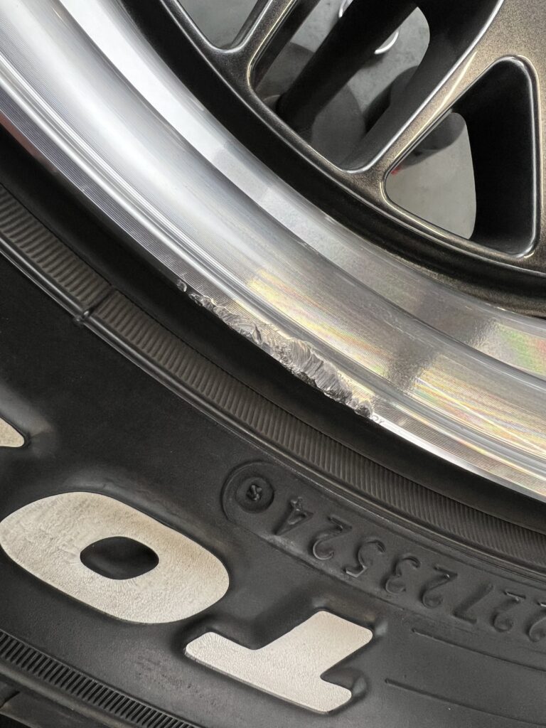 ハイエースワイド WORK シーカーFX リムのガリ傷を確認|大阪・門真 LIT DETAIL