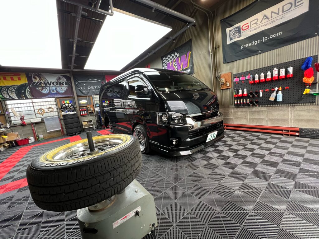 トヨタ ハイエースワイド WORK シーカーFX ホイールのガリ傷修理 ヘアライン仕上げ｜大阪・門真 LIT DETAIL