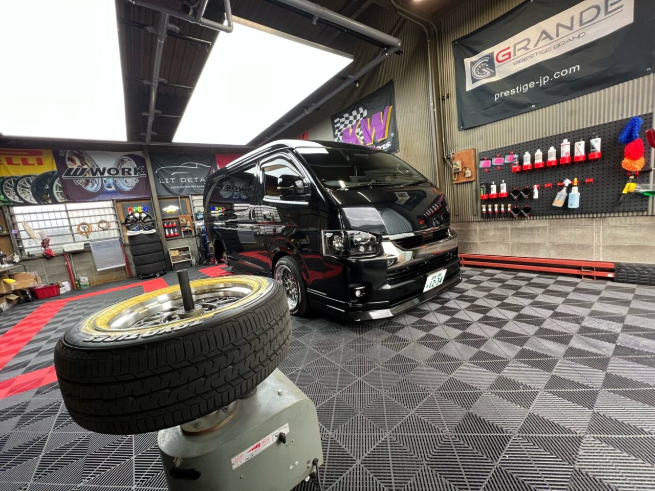 ホイール専用の電動回転台・研磨システムによる作業環境｜大阪 LIT DETAIL