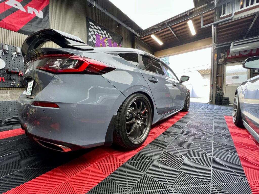 ローダウンとリアスポイラーでレーシーなホンダ シビック FL型｜大阪・門真 LIT DETAIL