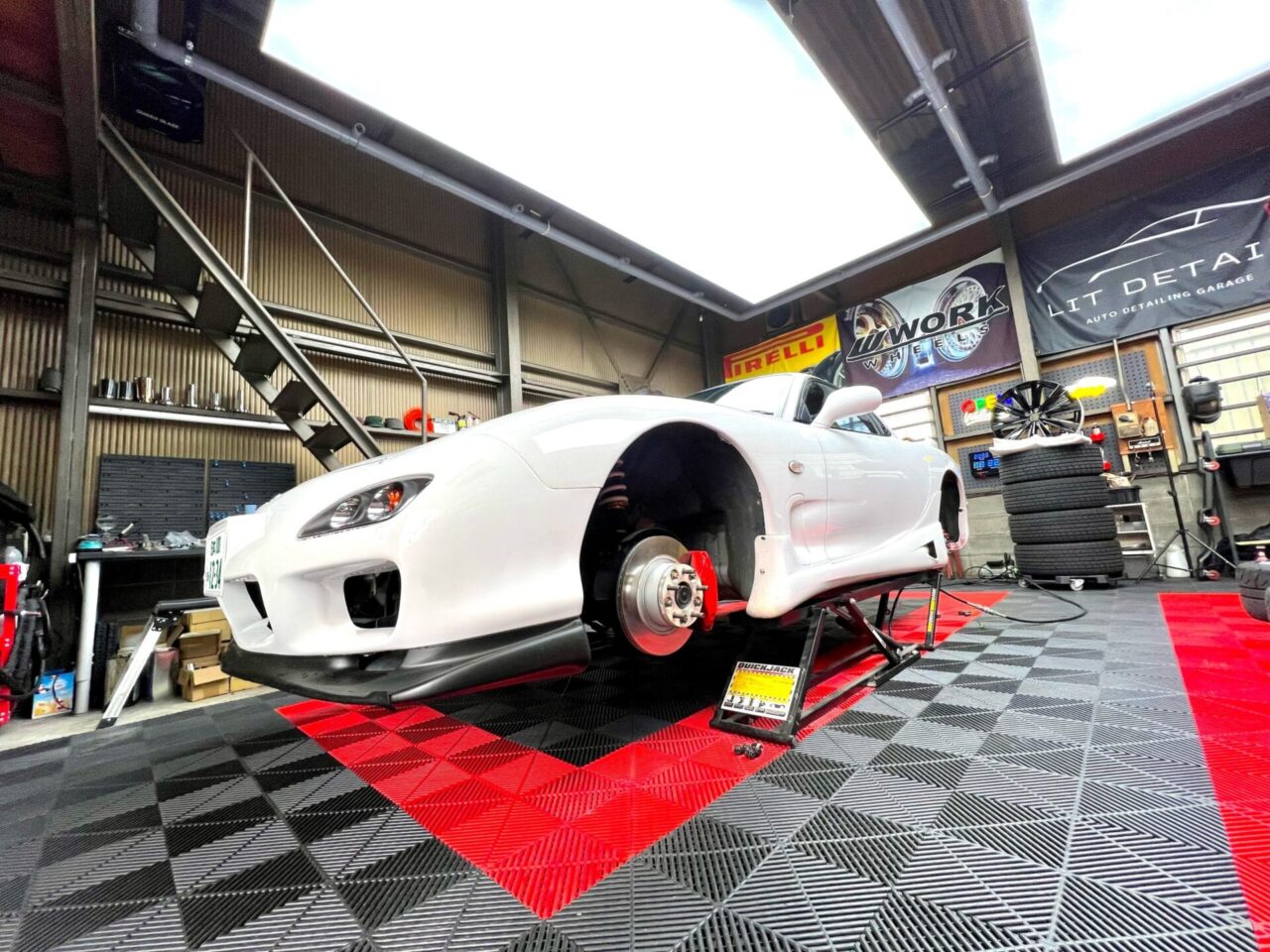 ホイール専用ジャッキアップ設備での作業｜大阪 門真 LIT DETAIL
