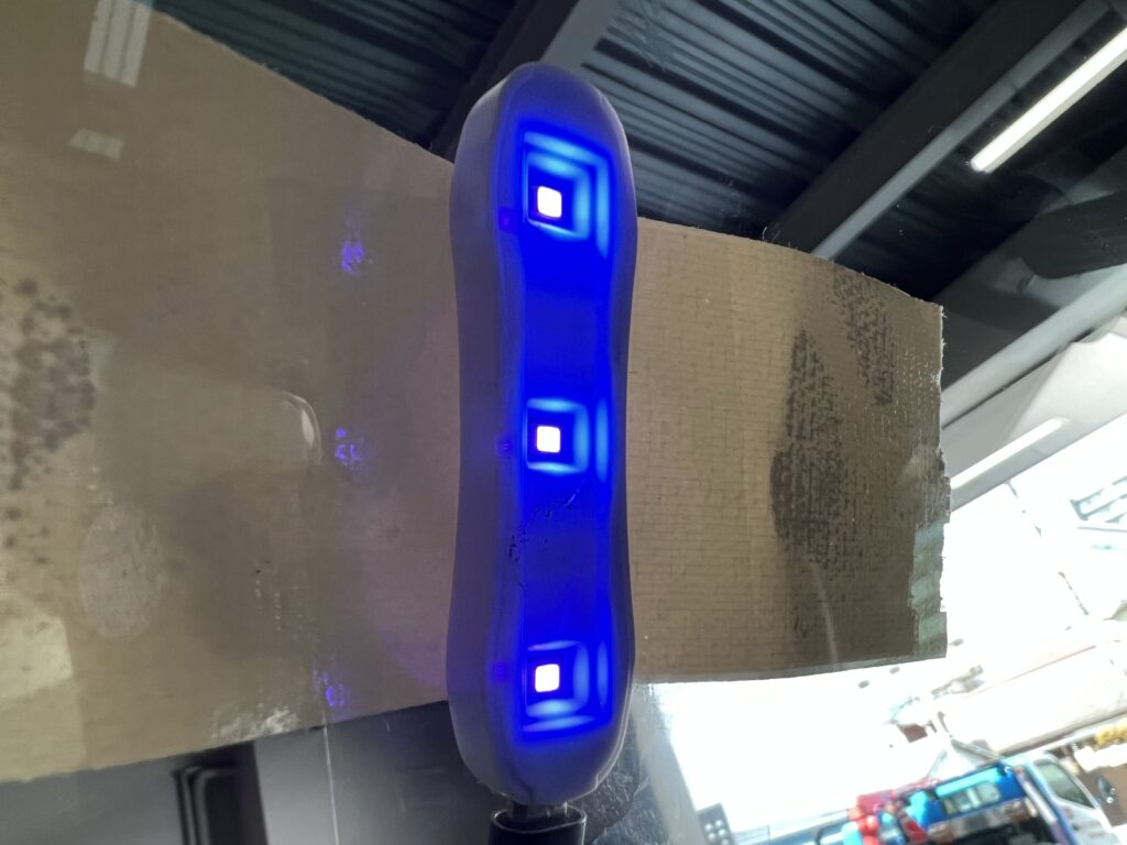 専用のUVライトでレジンを紫外線硬化させている様子｜大阪・門真 LIT DETAIL