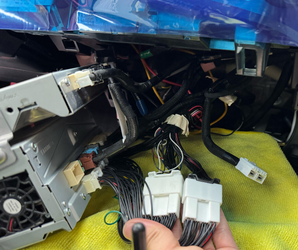 レクサス ESセダン TVキャンセラー取付のため内装パネルを分解・養生|大阪・門真 LIT DETAIL