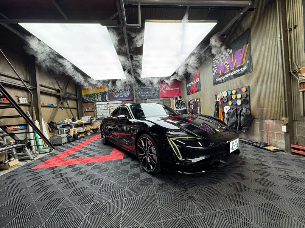 大阪・門真 LIT DETAILの施工ブースでポルシェ タイカンにPPF施工