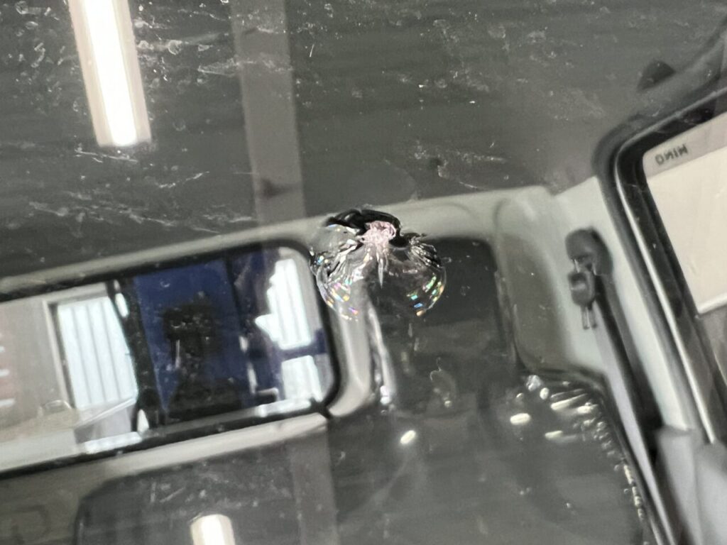 飛び石でフロントガラスにヒビが入った状態