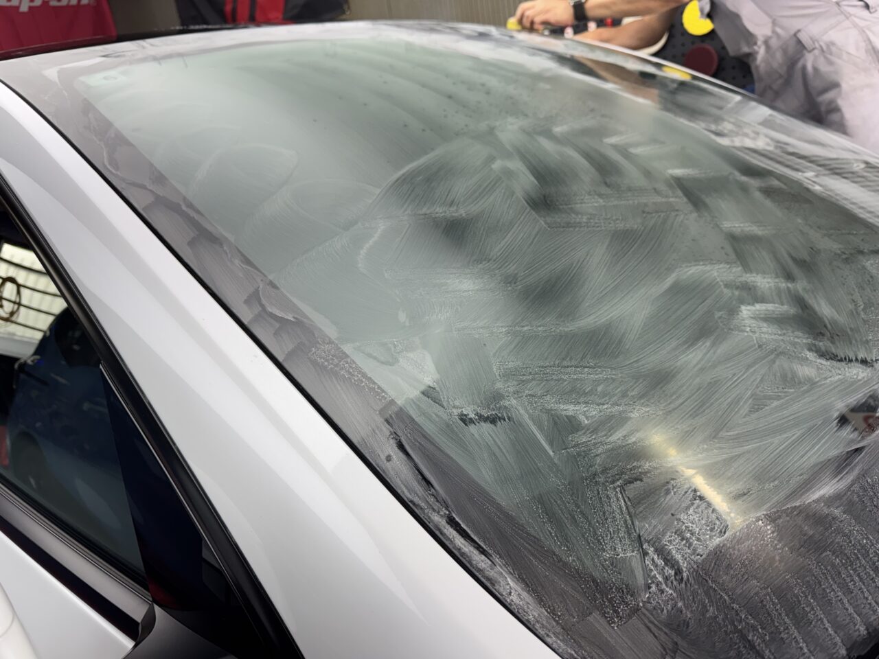 テスラ モデルYのフロントガラスの油膜除去・下地処理|大阪・門真 LIT DETAIL