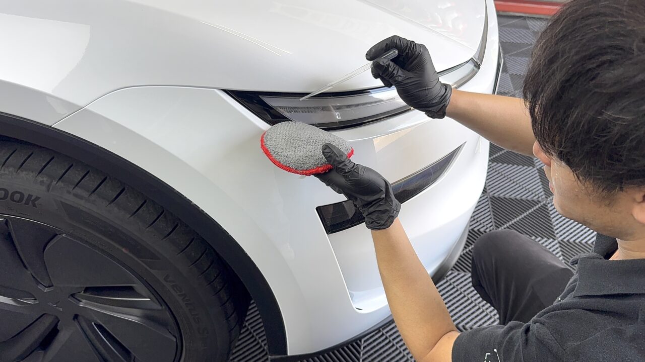 テスラ モデルYのヘッドライトにG-POWERを施工する様子|大阪・門真 LIT DETAIL