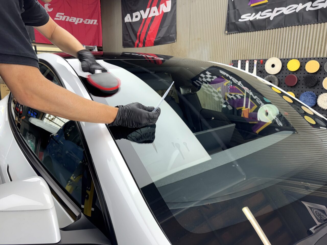 ガラス面へのG-POWERコーティング作業のクローズアップ|大阪・門真 LIT DETAIL