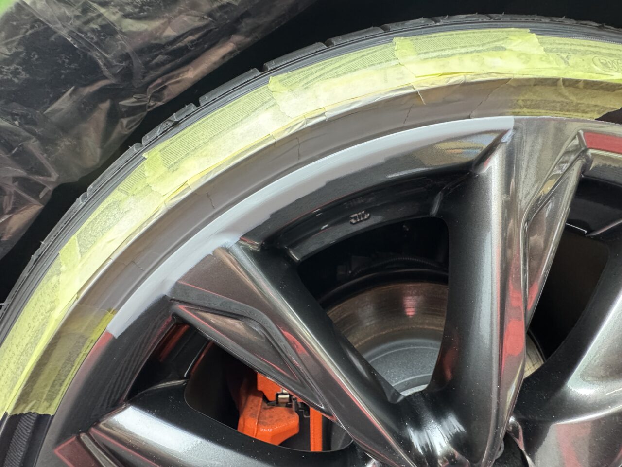 レクサス純正ホイールのリペア箇所にサフェーサーを塗装した様子|大阪・門真 LIT DETAIL