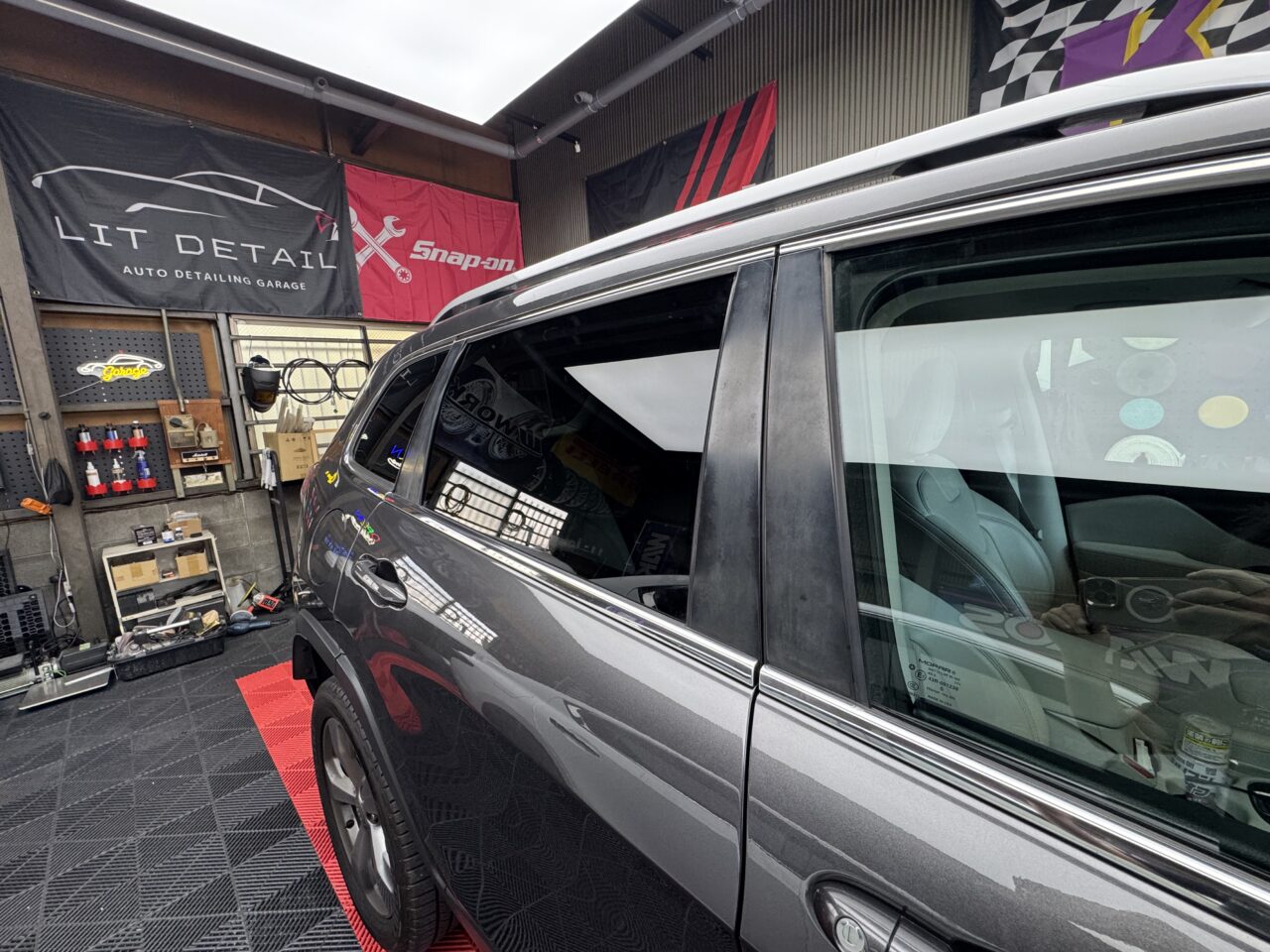 施工前｜紫外線で白く色あせたジープ チェロキーのピラー｜大阪・門真 LIT DETAIL