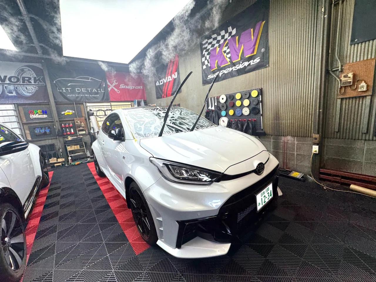 エアクリーンシステム稼働下でのトヨタ GRヤリス ウィンドウプロテクションフィルム施工｜大阪・門真 LIT DETAIL