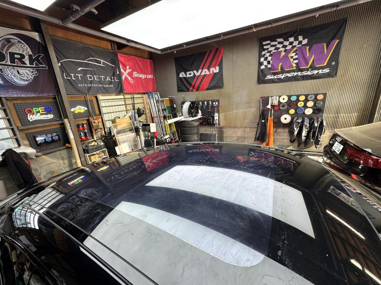 ポルシェ タイカン ターボのパノラマルーフに熱成型で1枚貼りしたカーフィルム施工後｜大阪・門真 LIT DETAIL