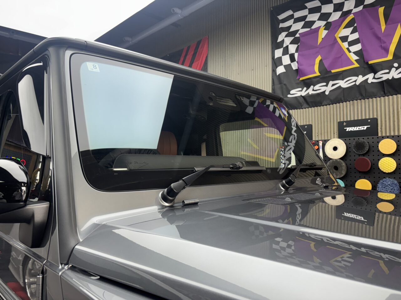 メルセデス・ベンツ G450d のフロントガラスプロテクションフィルム施工完了。透明感が高く貼っているとわからない仕上がり