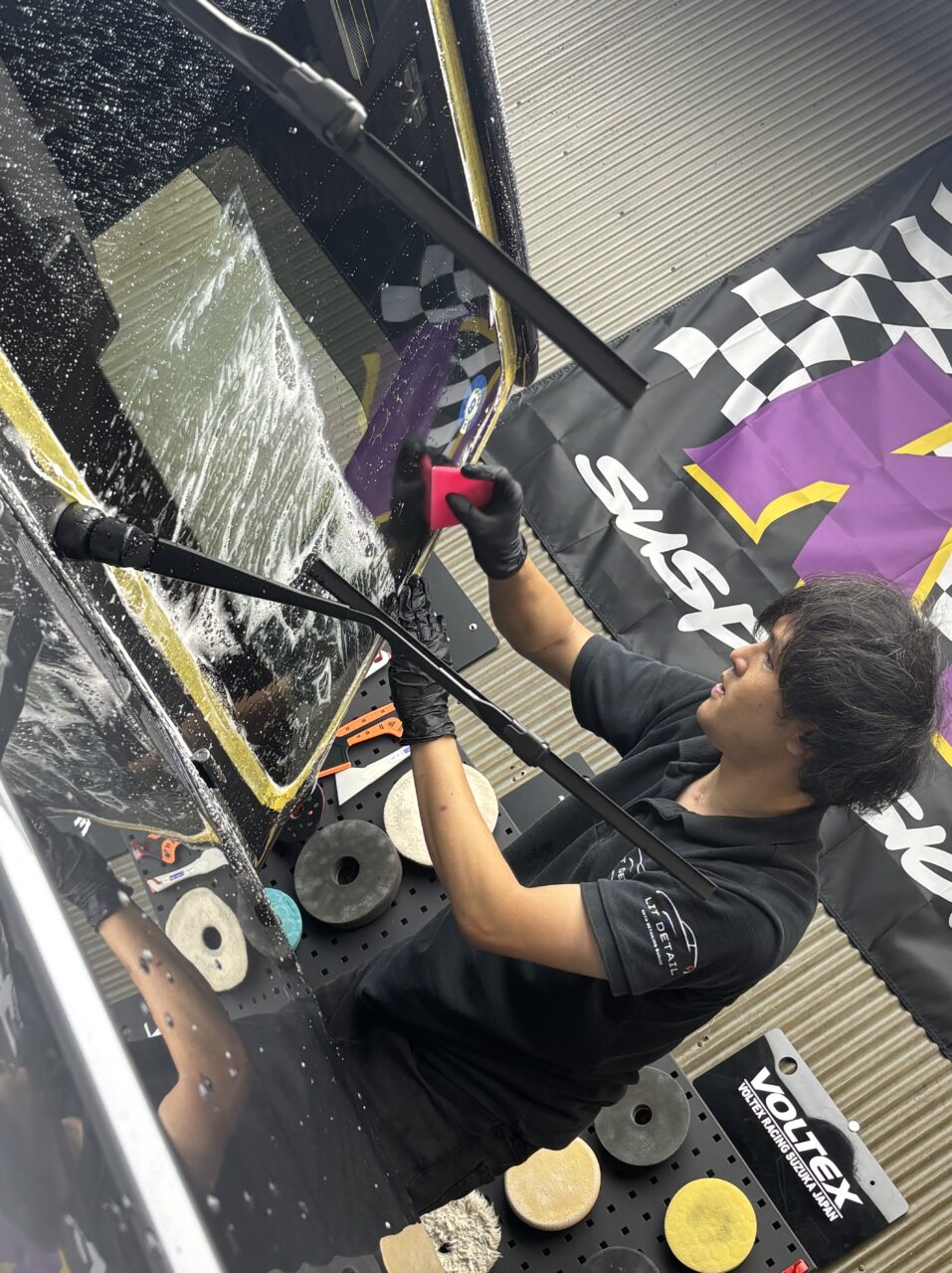 G450dのフロントガラスにサウレのプロテクションフィルムを乗せて水抜きをする様子