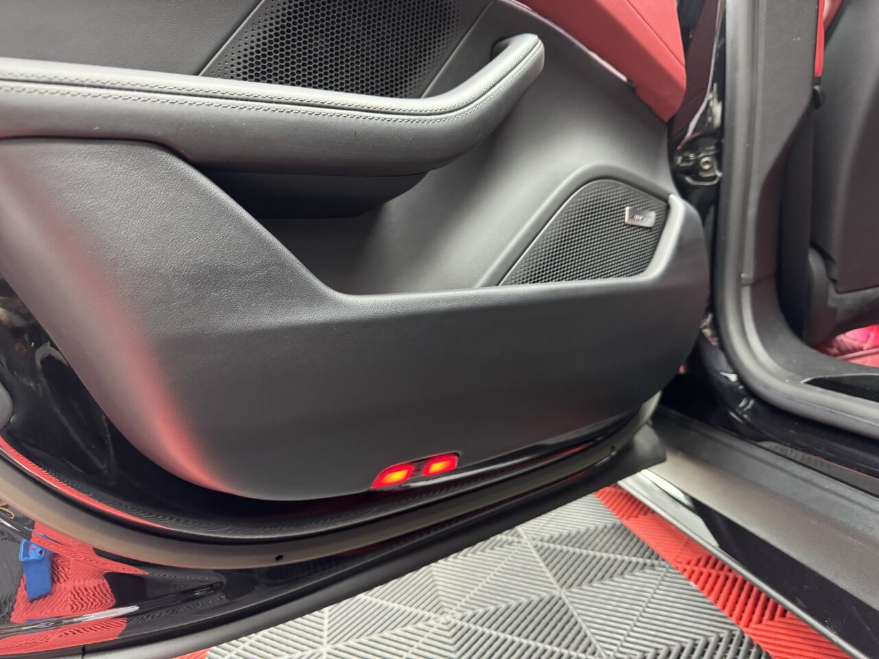 ポルシェ タイカン ドアパネル キックガード ラッピング施工前｜大阪・門真 LIT DETAIL
