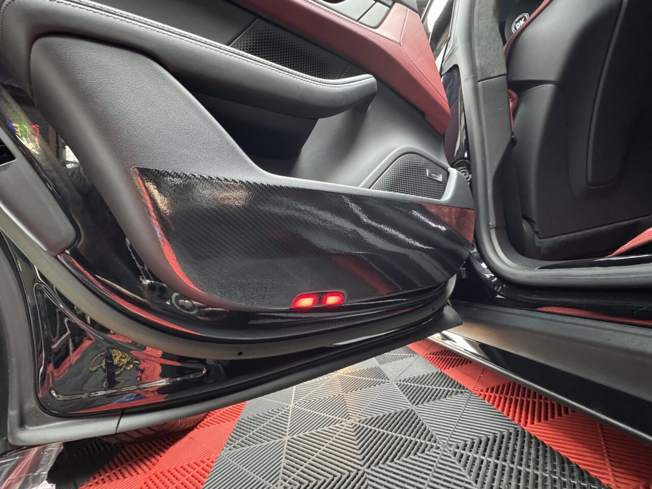 ポルシェ タイカン ドアパネル キックガードをグロスカーボンでラッピングした施工後｜大阪・門真 LIT DETAIL