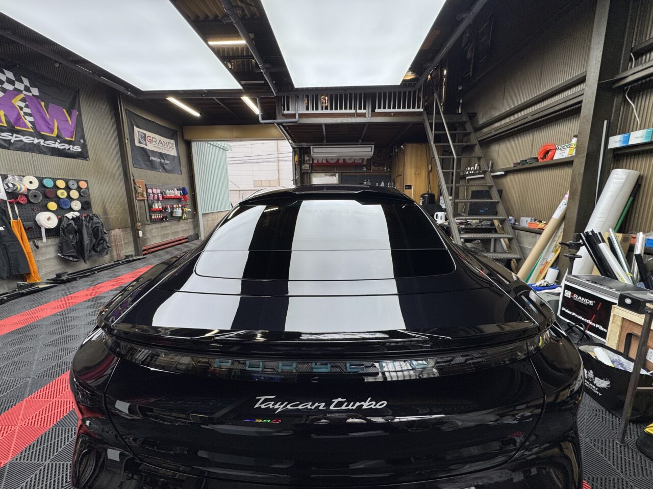 ポルシェ タイカンターボ 社外ルーフスポイラーとトランクスポイラー取付後 真後ろ｜大阪・門真 LIT DETAIL
