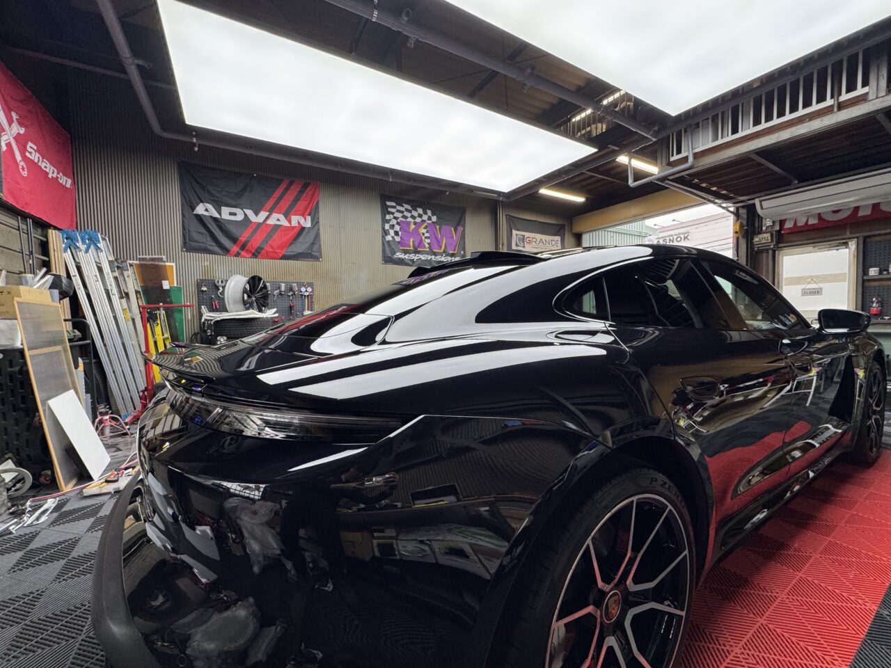 ポルシェ タイカンターボ 社外ルーフスポイラーとトランクスポイラー取付後 斜め後ろ｜大阪・門真 LIT DETAIL