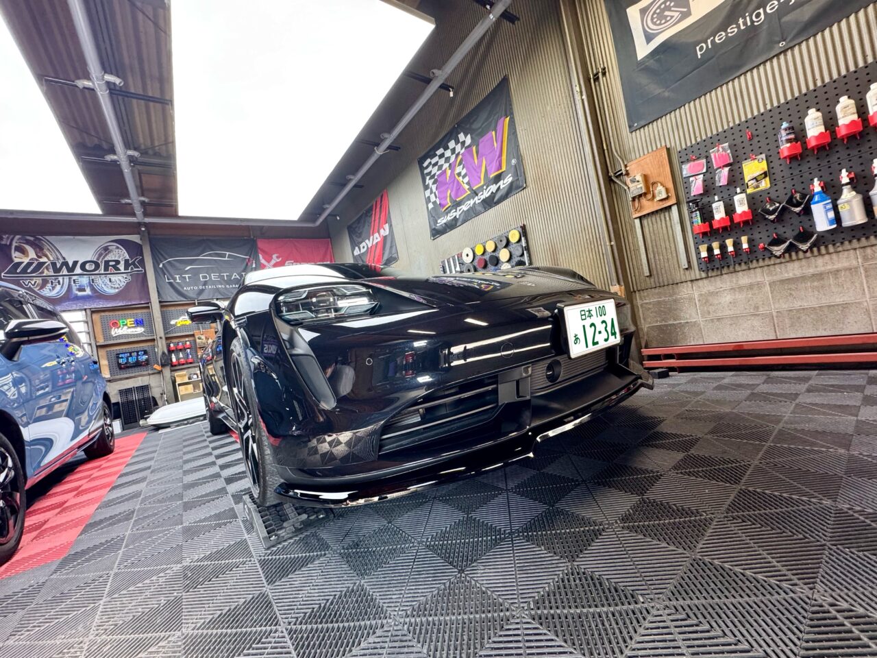 フロントリップ取付後のポルシェ タイカンターボ｜大阪・門真 LIT DETAIL