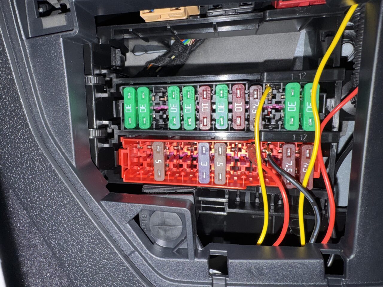 ポルシェ パナメーラ GTS ヒューズボックスからACC電源と常時電源を取り出し｜大阪・門真 LIT DETAIL
