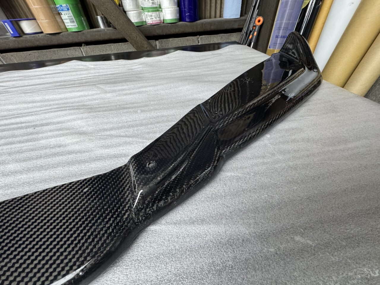 STEKダイノシールドPPF施工後のエイムゲイン製カーボンフロントリップ助手席側（レクサス IS250 GSE20）｜大阪・門真 LIT DETAIL