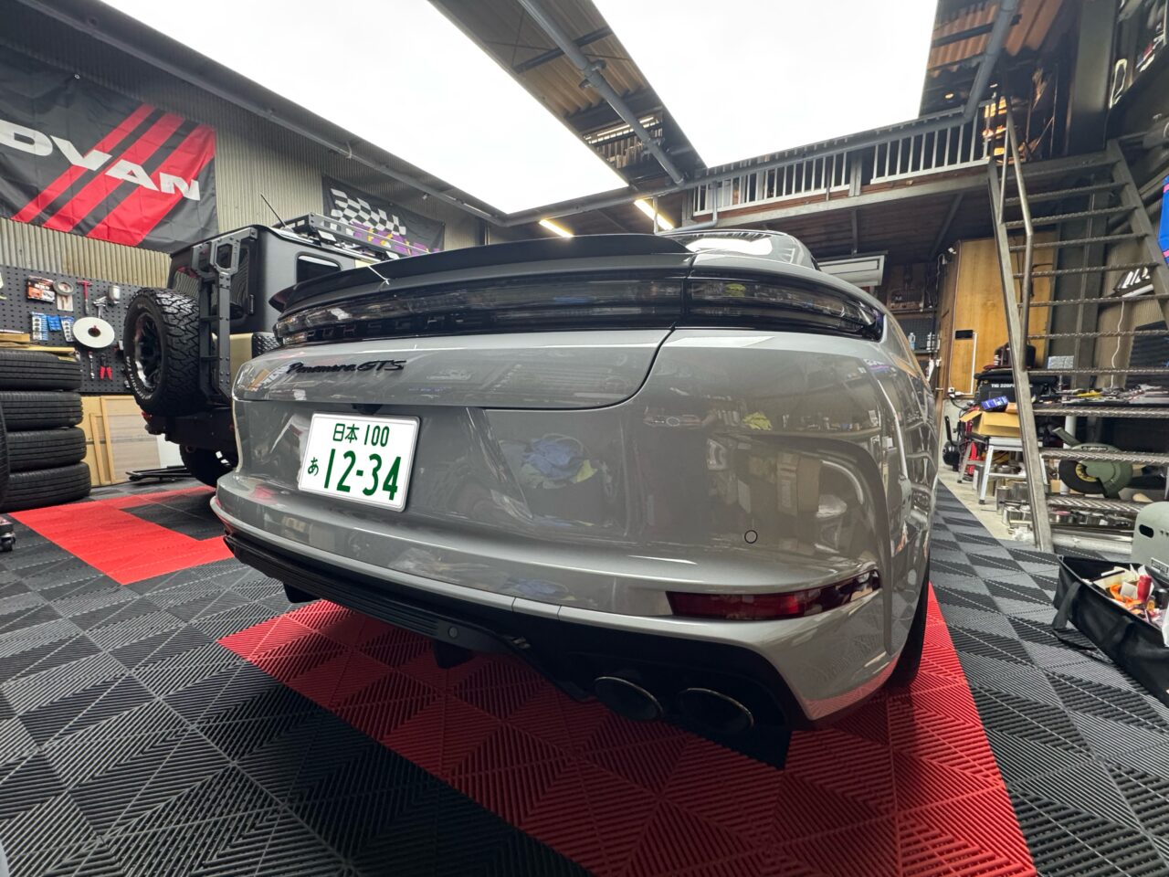 ポルシェ パナメーラ GTS マクストンデザインのリアスポイラー取付とモノトーンエンブレム|大阪・門真 LIT DETAIL