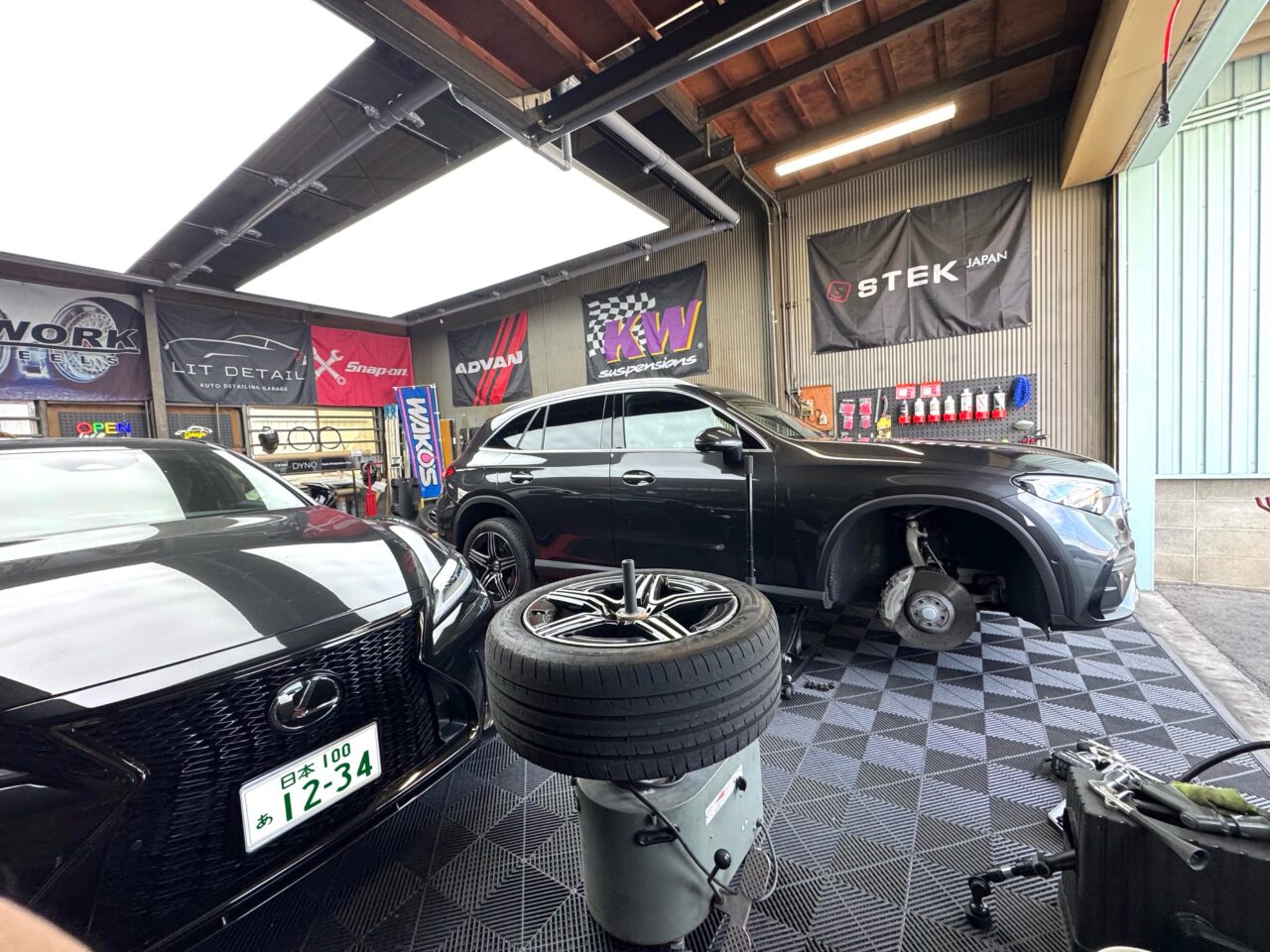 ベンツ GLC をジャッキアップしてホイールを脱着｜大阪・門真 LIT DETAIL
